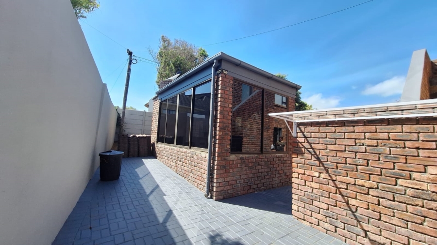 To Let 5 Bedroom Property for Rent in Stilbaai Wes Western Cape